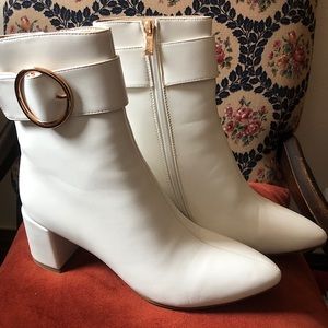 Pointed Toe White Gogo boots